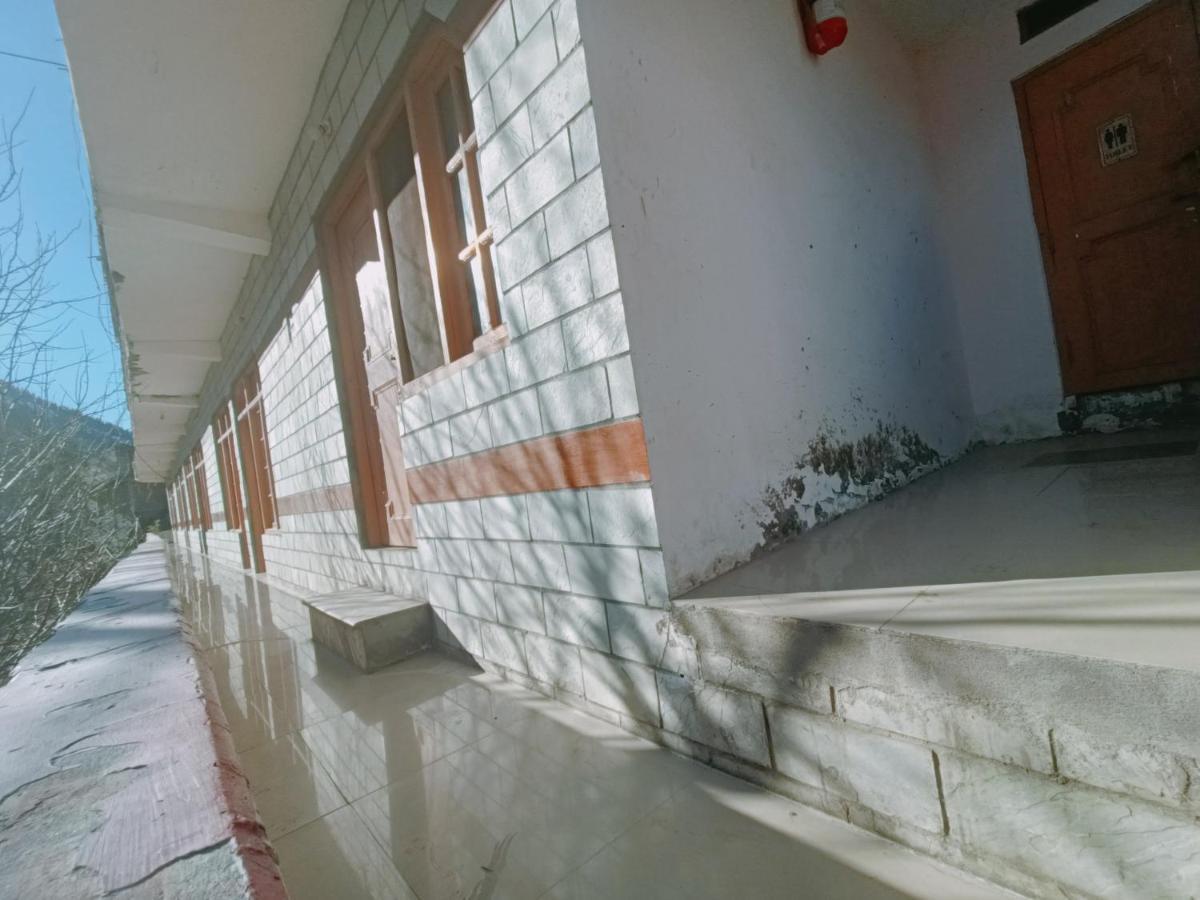 Snow Oak Guest House Kasol Esterno foto