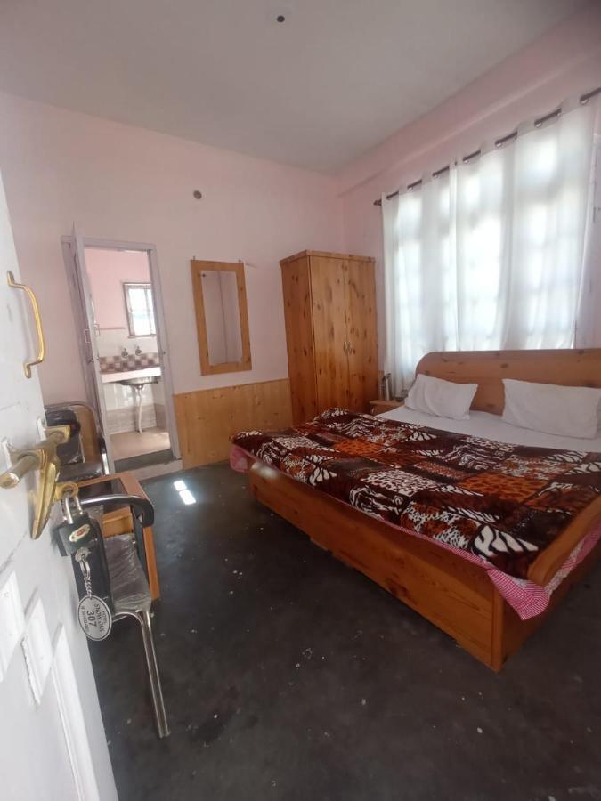 Snow Oak Guest House Kasol Esterno foto