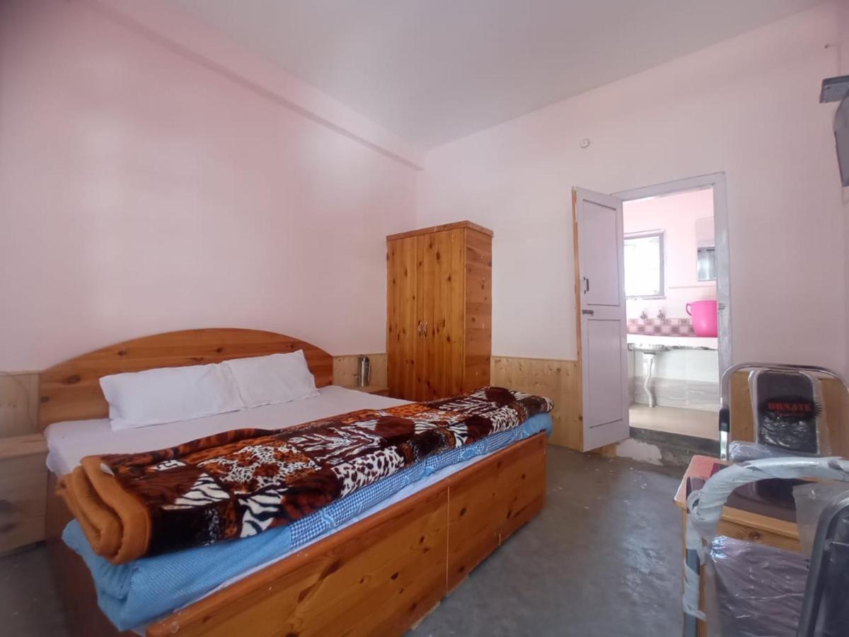 Snow Oak Guest House Kasol Esterno foto