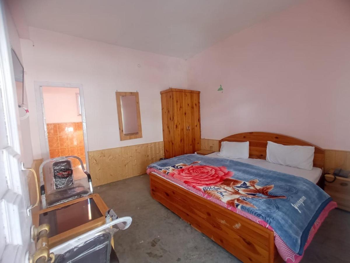 Snow Oak Guest House Kasol Esterno foto