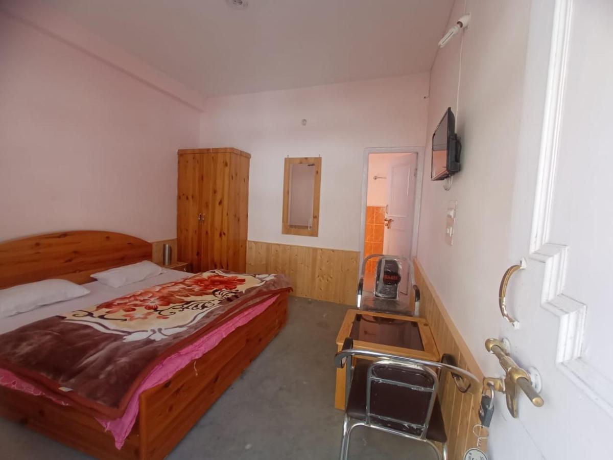 Snow Oak Guest House Kasol Esterno foto